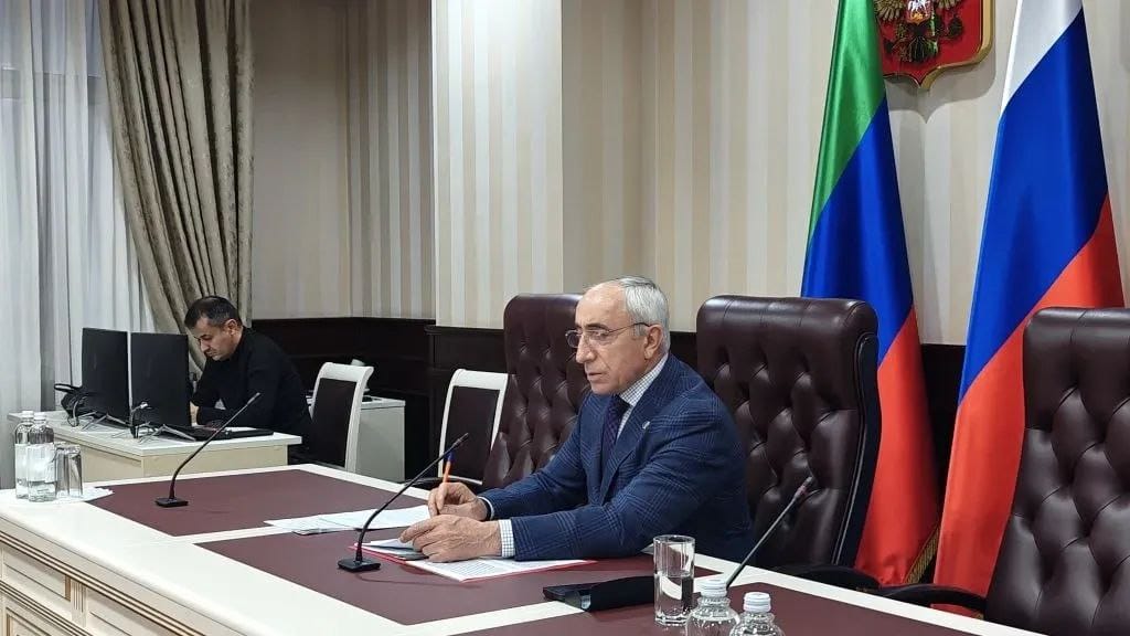 Руководящий состав МЧС Дагестана во главе с министром Нариманом Казимагамедовым следят за ходом "Прямой линии"  с Главой региона Сергеем Меликовым.